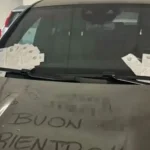 Zostawił swojego mercedesa w centrum handlowym w pobliżu lotniska, aby nie płacić za parking, a teraz ma już ponad 1000 euro mandatów.