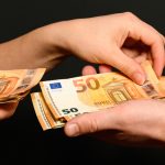 Do 500 euro miesięcznie za zaniedbywanie obowiązków domowych: matka rodziny nakłada kary finansowe na męża, aby zmusić go do udziału w pracach domowych