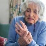 Postęp naukowy i trzy kluczowe sygnały mogą ułatwić rozróżnienie między chorobą Parkinsona a drżeniem samoistnym