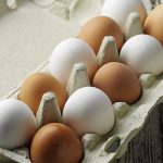 Jaka jest różnica między jajkami w białych a brązowych skorupkach według ekspertów