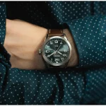 Analogowy zegarek japońskiej marki Seiko, przeceniony o ponad 50 euro, cieszy się ogromną popularnością wśród mężczyzn w wieku 55 lat, którzy poszukują eleganckiego i klasycznego zegarka na co dzień, dzięki jego designowi z paskiem ze skóry.